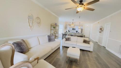 Coastal Comfort 3BR Condo Balcony Elevator - image 3