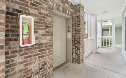 Coastal Comfort 3BR Condo Balcony Elevator - image 2