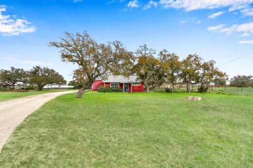 Lighthouse Hill Ranch - Red House in Johnson City, USA