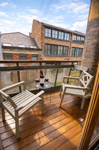 City Centre Apt + Balcony | Parking | Bars & Shops, Liverpool