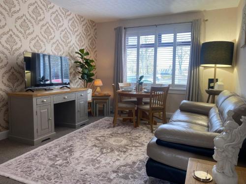 صالة مشتركة/ منطقة التلفزيون, ABBOTS APT, Grangemouth - Park View, Private Parking, Keyless Entry, Private Entrance in Grangemouth