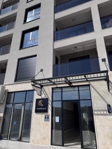 Moderan 80m2 apartman - 2 kupatila - terasa - blizu centra i plaze in Bjelisi