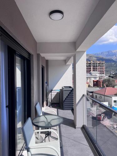 Moderan 80m2 apartman - 2 kupatila - terasa - blizu centra i plaze in Bjelisi