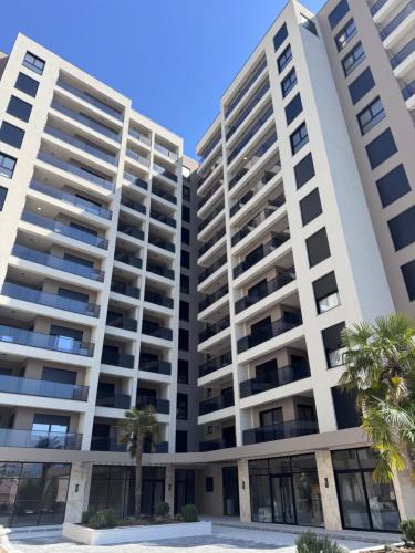 Moderan 80m2 apartman - 2 kupatila - terasa - blizu centra i plaze in Bjelisi