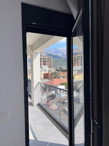 Moderan 80m2 apartman - 2 kupatila - terasa - blizu centra i plaze in Bjelisi