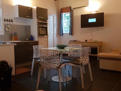 Kitchen, Logement charmant in Lamentin