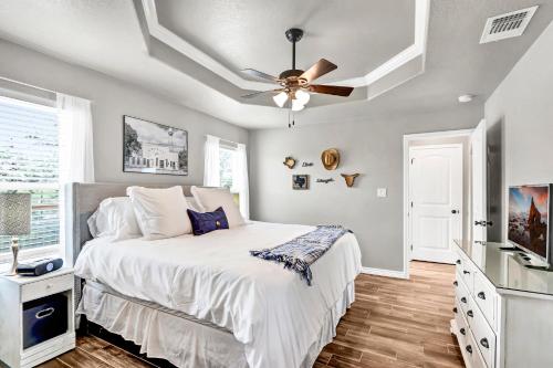 Chateau Relaxo in Canyon Lake, USA