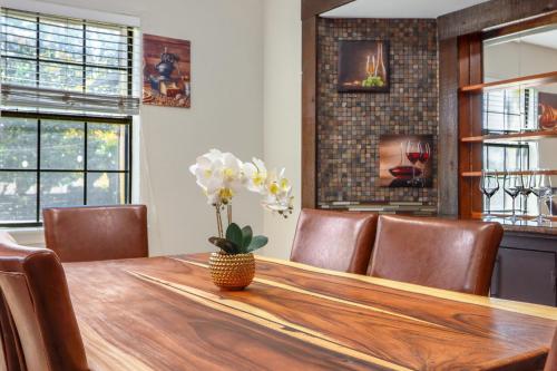 Checkmate and Chill-Inn in 埃爾金