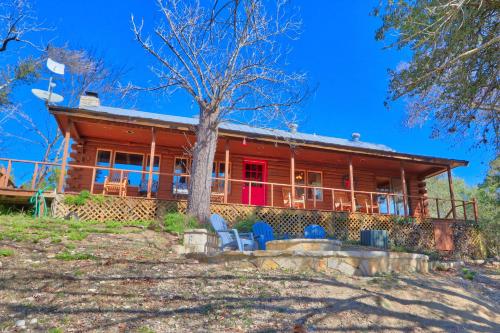 Clearwater Log Home in Wimberley, USA