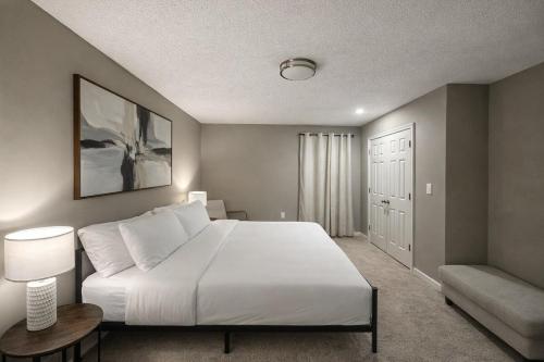 Beautiful Gardner Home Sleeps 10 Game Room Central location
