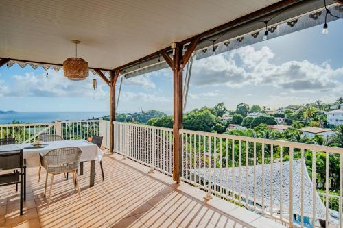 Charmant et spacieux haut de villa avec piscine - Location saisonnière - Schoelcher
