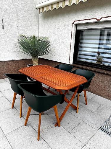 陽台/露台, Familienfreundliche Ferienwohnung mit Garten & Spielplatz nahe Nürnberg Playmobil FunPark (Familienfreundliche Ferienwohnung mit Garten & Spielplatz nahe Nurnberg Playmobil FunPark) in 法伊茨布龍