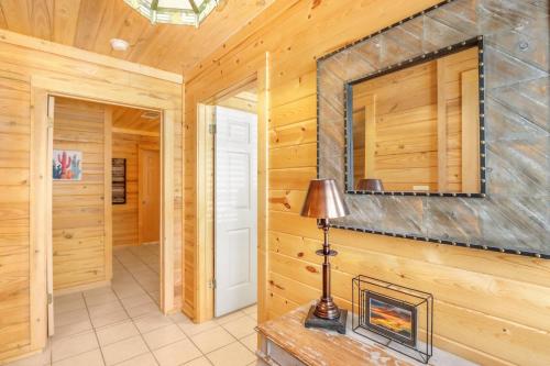Wimberley Log Cabins Resort and Suites- The Oak Lodge in Wimberley, USA