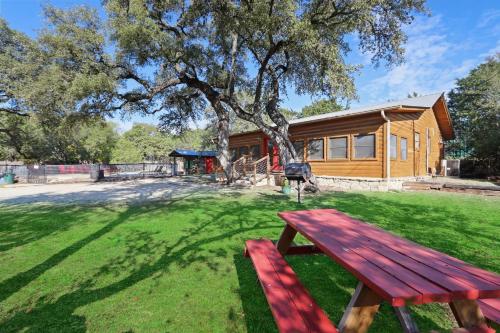 Wimberley Log Cabins Resort and Suites- Reunion Cabin in Wimberley, USA