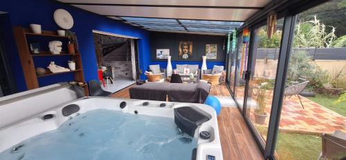 A L'OMBRE DES 2 TILLEULS maison d'hotes adults only - naturist friendly - Saint-Même-le-Tenu