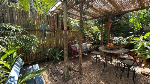 Suite com jardim privativo - Casa das Bromélias - 02 (Suite com jardim privativo - Casa das Bromelias - 02) in Moura Brazil