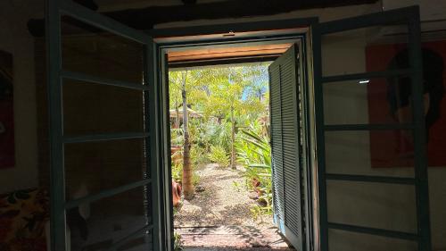 Suite com jardim privativo - Casa das Bromélias - 02 (Suite com jardim privativo - Casa das Bromelias - 02) in Moura Brazil