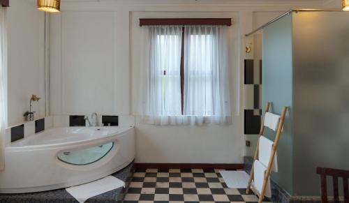 room detail thumbnail 2