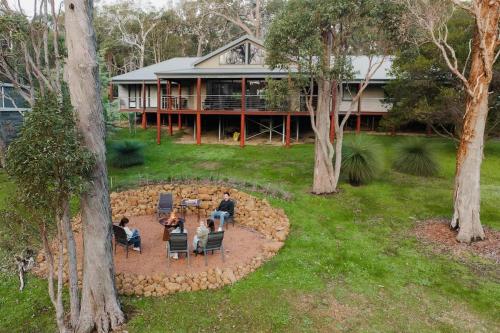 Redgum Treehouse - Outstanding luxury in the heart of wine country and minutes from the beaches – khách sạn tại Quindalup