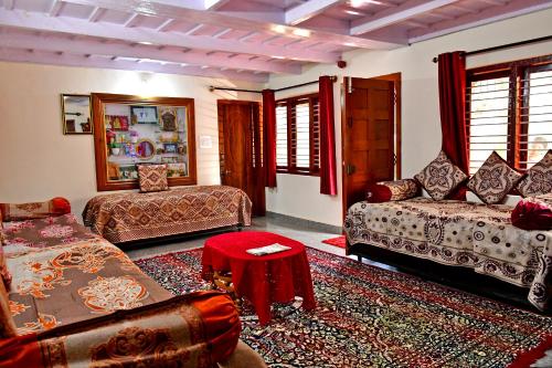 Coffee Crown Homestay - 1km to Falls, Home Food, Estate, Pvt Rooms, Villa, in Agani