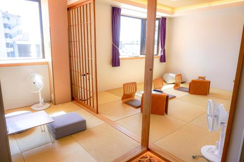 room detail thumbnail 1
