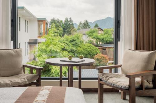 Zhangjiajie Spring Plum Resort-Free One-way Pickup-A 5 minutes'walk to Forest Park - image 3