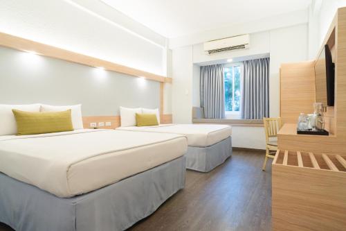 Microtel by Wyndham Batangas in Батангас
