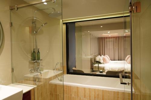 room detail thumbnail 2