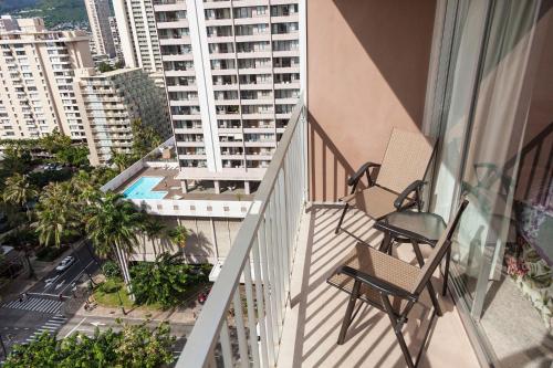 Tropical Studios at Marine Surf Waikiki - FREE PARKING - BEST LOCATION - FULL KITCHEN - SWIMMING POOL - image 10