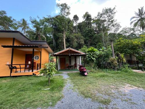 Lung peiyk homestay in อ่าวคลองหิน