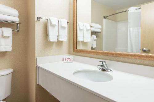 Baymont by Wyndham Fulton - image 32