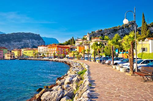 Casa dei Quadri - Lake View Apartment with Balcony - Happy Rentals - image 5