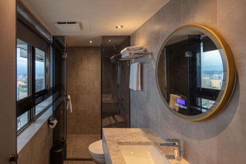 room detail thumbnail 2