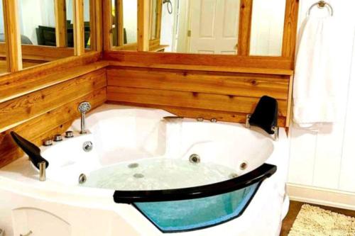 Hot Tub 5 beds in Moorhead, Vereinigte Staaten von Amerika