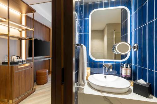 room detail thumbnail 2