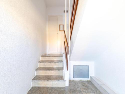 Apartamento de 3 Dormitorios Vista al Mar - HISP-288-54 - image 2