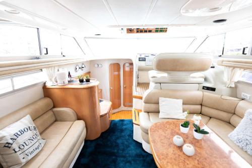 Eilins Luxury Boat - Private Marina Boat Stay in Leirvík