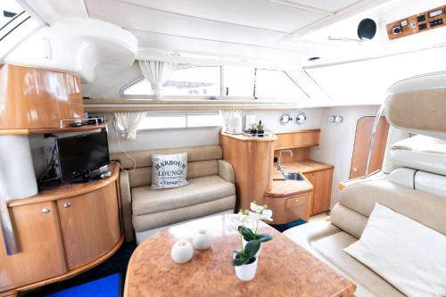 Eilins Luxury Boat - Private Marina Boat Stay in Leirvík