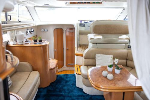 Eilins Luxury Boat - Private Marina Boat Stay in Leirvík