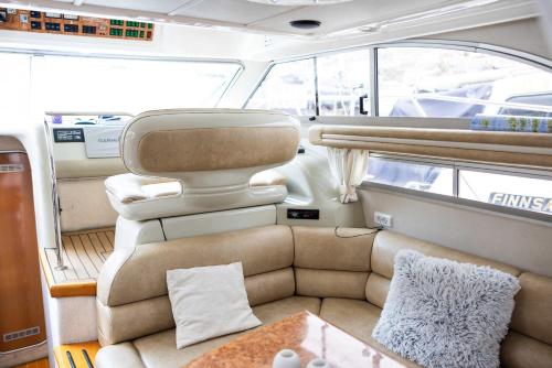 Eilins Luxury Boat - Private Marina Boat Stay in Leirvík