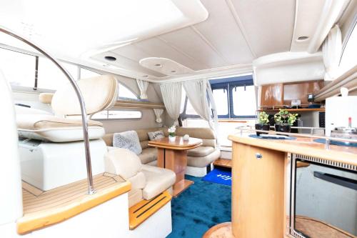 Eilins Luxury Boat - Private Marina Boat Stay in Leirvík