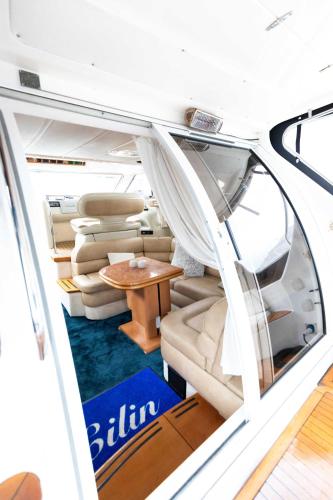 Eilins Luxury Boat - Private Marina Boat Stay in Leirvík