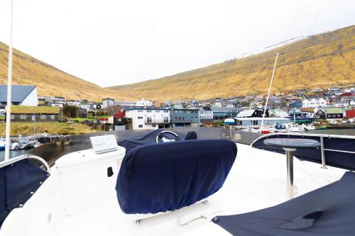 Eilins Luxury Boat - Private Marina Boat Stay in Leirvík