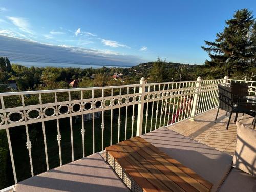 JOY Apartman - Balatonalmádi Home with Panorama – khách sạn tại Trung tâm Balatonalmadi