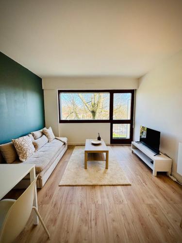 Le Castelou Bright Apartment Balcony and Parking – khách sạn tại Talence