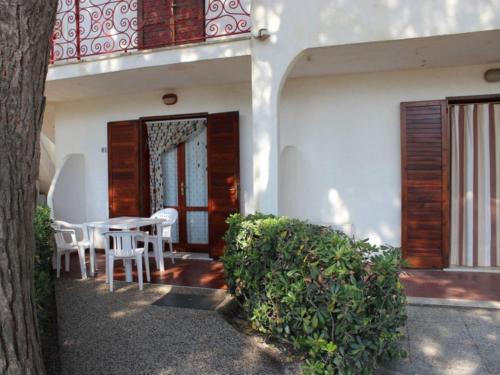 Flat in seafront residence with pool