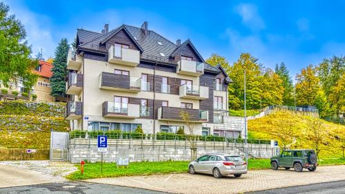 Exterior view of Apartamenty Rezydencja Karkonoska blisko szlakow i wyciagow by Royal Aparts