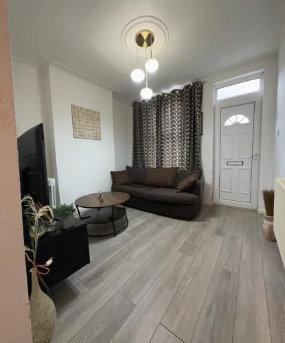 F2S SERVICED APARTMENTS 2Bedroom Terrace house with Free Wifi Netflix Suitable for Contractors walki - Derby