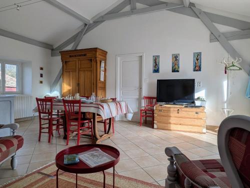 Gîte Lavoûte-sur-Loire, 4 pièces, 5 personnes - FR-1-582-238 (Gite familial au cœur des gorges de la Loire avec equipements bebe et loisirs exterieurs - FR-1-582-) in Lavoute-sur-Loire