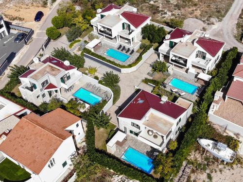 3 bedrooms, 6 beds